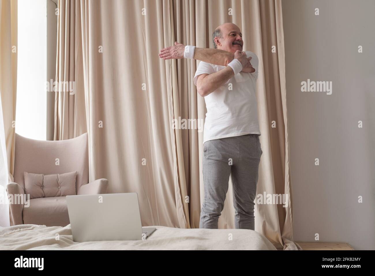 Médecin à l'écoute des plaintes d'homme âgé lui rendant visite à la maison Banque D'Images