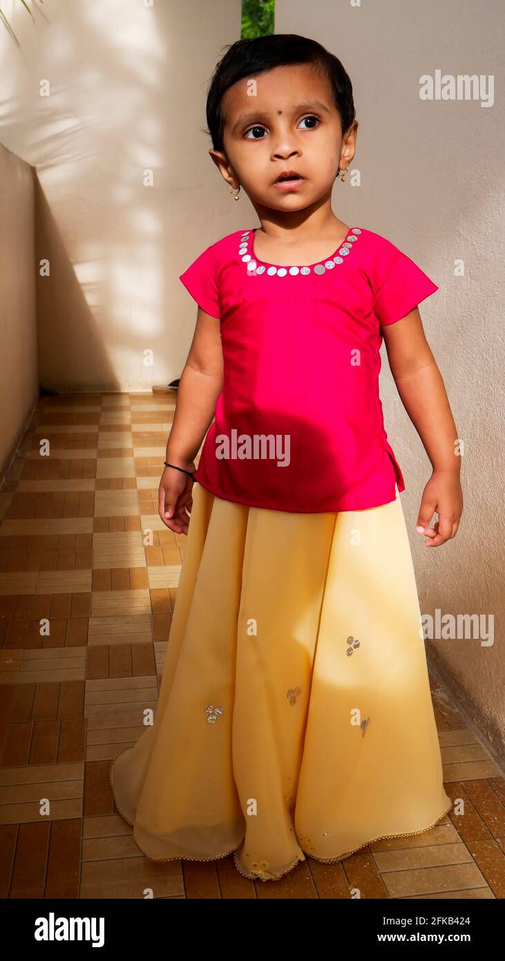 Un gros plan d'une fille indienne portant une robe traditionnelle dans un cadre vertical, Kalaburagi, Karnataka, Inde-juillet, 12.2020 Banque D'Images