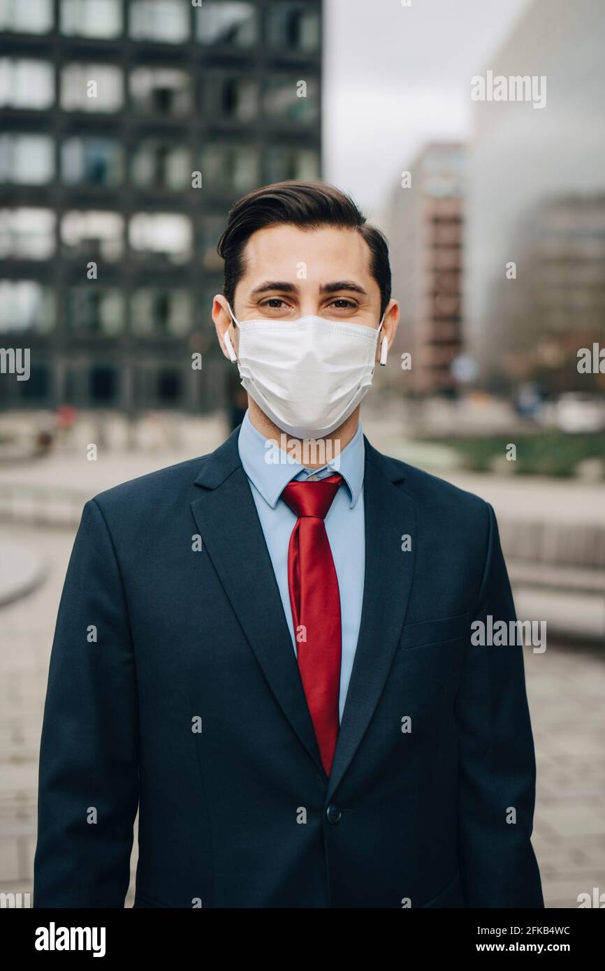 Portrait d'un homme d'affaires dans un parc à bureaux pendant une pandémie Banque D'Images