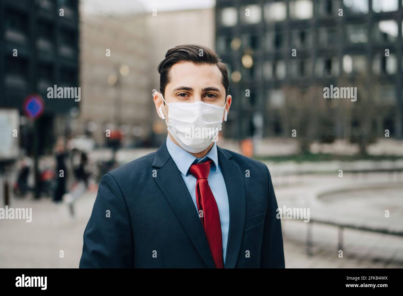 Portrait d'homme d'affaires avec masque de protection dans le parc de bureau Banque D'Images