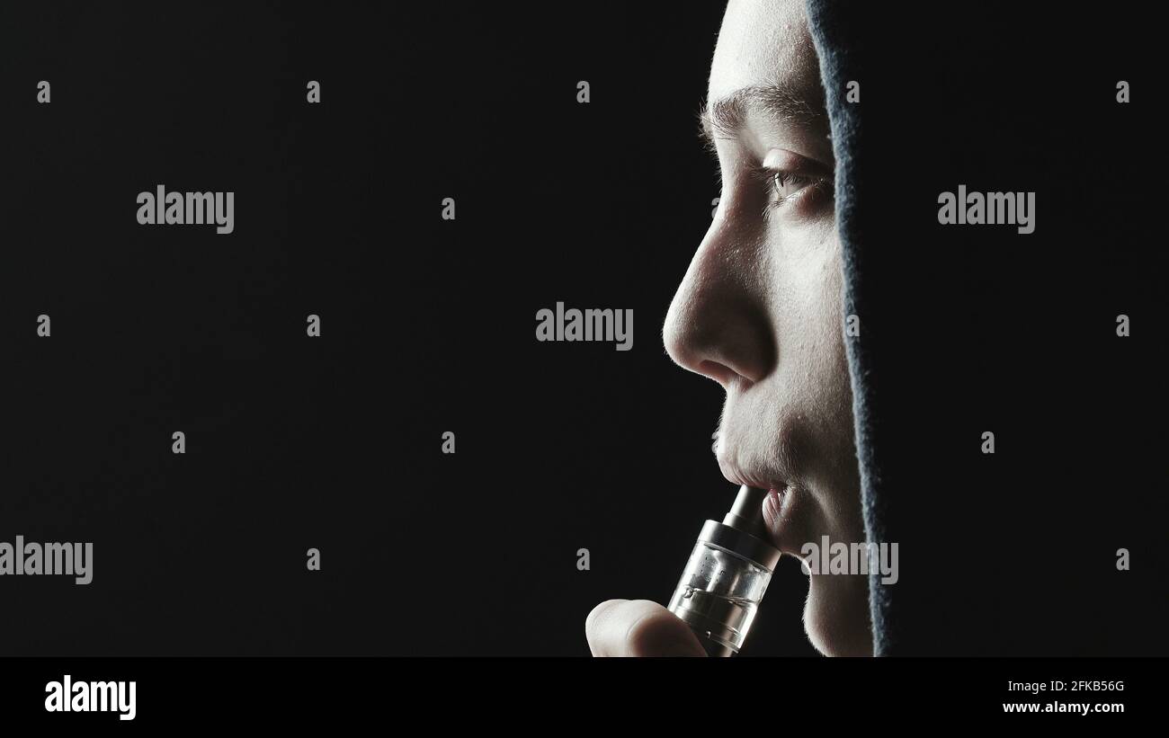 Prise de vue d'une fille fumeur avec une cigarette électronique Banque D'Images