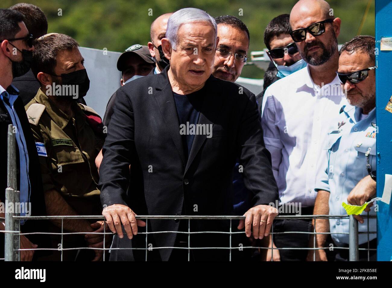 Mont Meron, Israël. 30 avril 2021. Le Premier ministre israélien Benjamin Netanyahu visite le site de pèlerinage juif orthodoxe du Mont Meron, où des dizaines de fidèles ont été tués dans une débandade lors du festival religieux juif de Lag Ba'Omer, dans le nord d'Israël, au début de vendredi. Crédit : Ilia Yefimovich/dpa/Alay Live News Banque D'Images