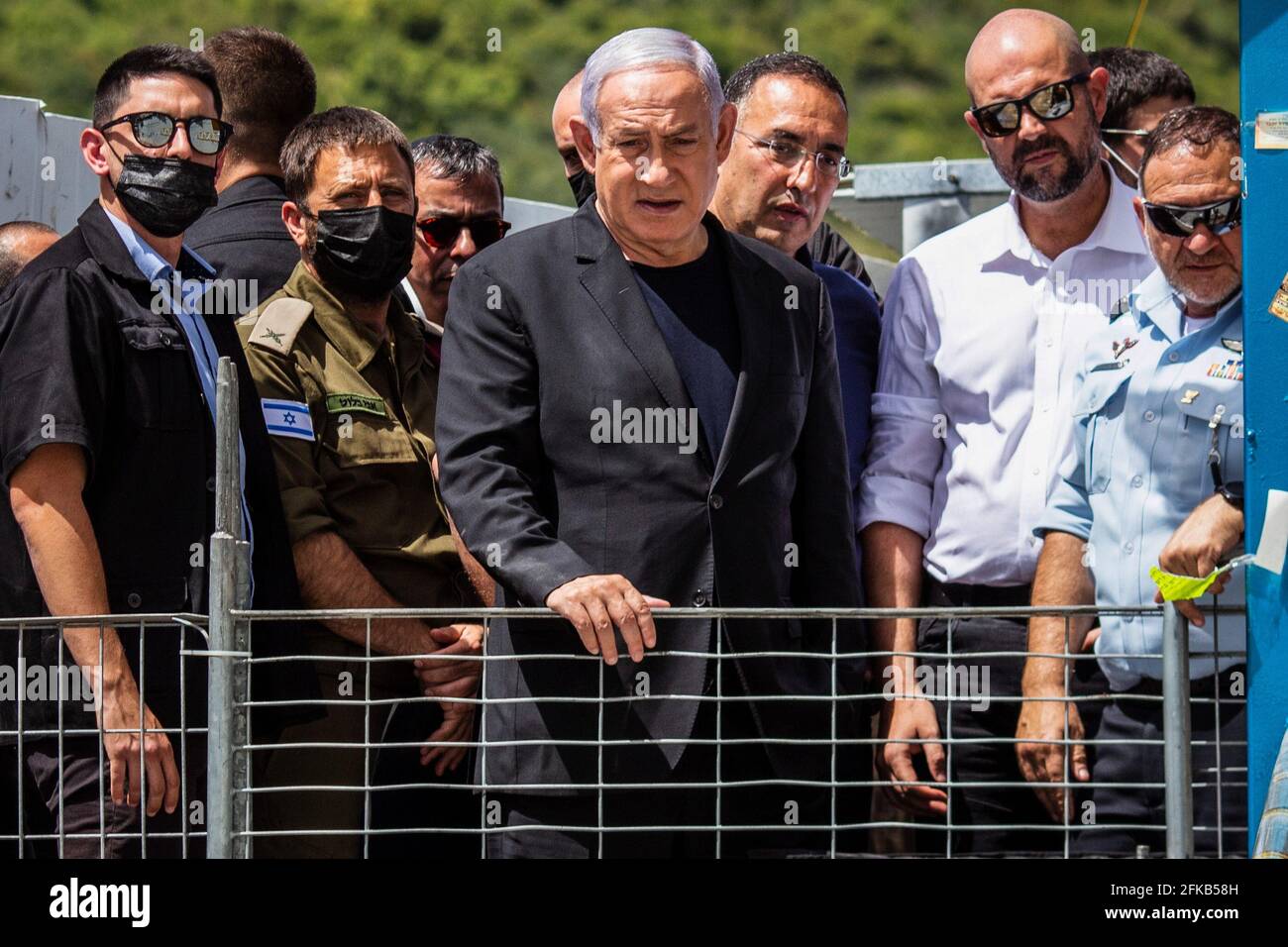 Mont Meron, Israël. 30 avril 2021. Le Premier ministre israélien Benjamin Netanyahu visite le site de pèlerinage juif orthodoxe du Mont Meron, où des dizaines de fidèles ont été tués dans une débandade lors du festival religieux juif de Lag Ba'Omer, dans le nord d'Israël, au début de vendredi. Crédit : Ilia Yefimovich/dpa/Alay Live News Banque D'Images