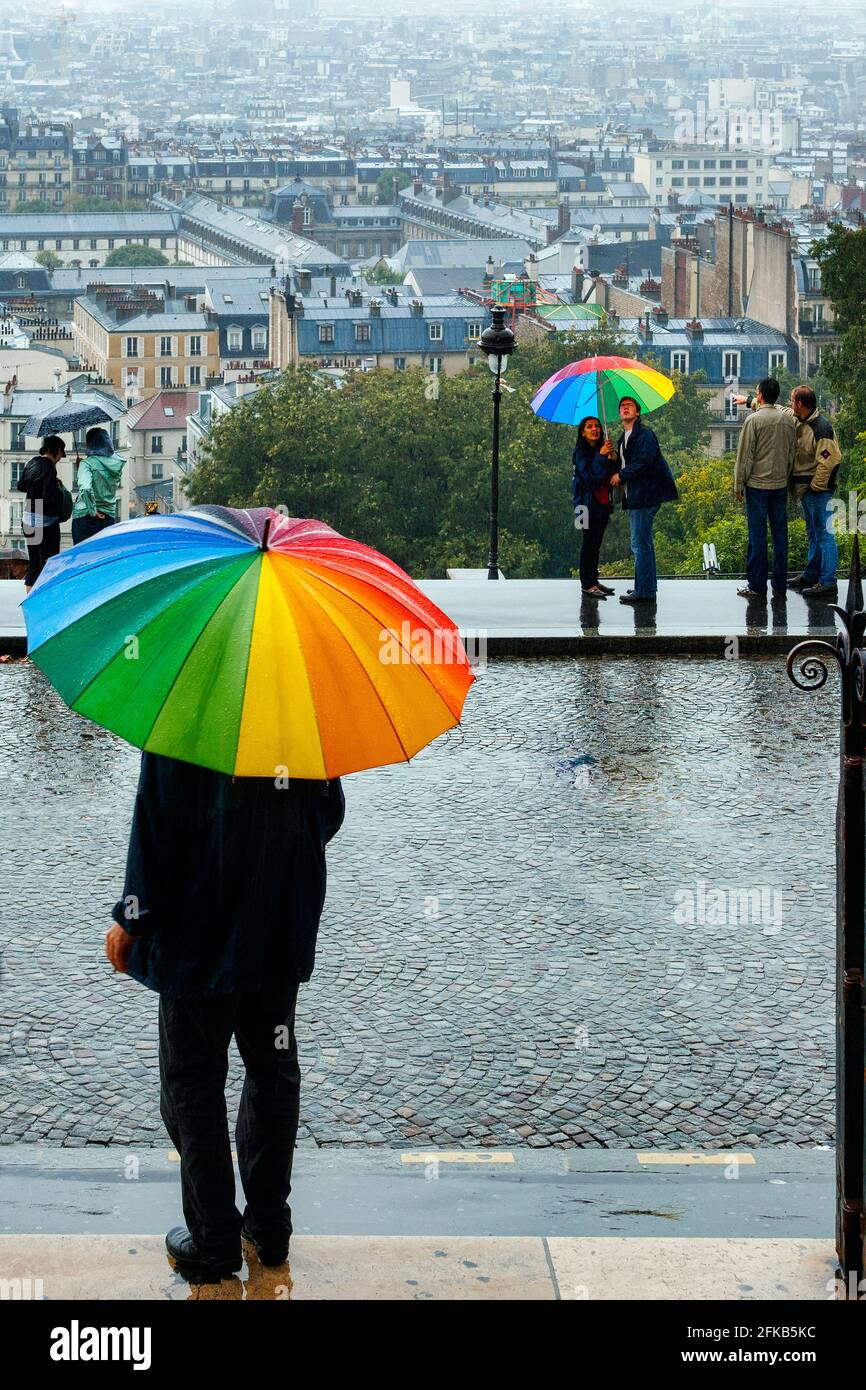 Touristes par jour de pluie à Montmartre, Paris, France Banque D'Images