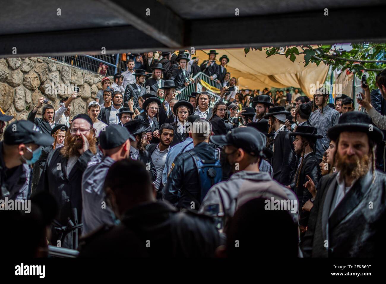 Mont Meron, Israël. 30 avril 2021. Des policiers israéliens se tiennent devant le peuple juif ultra-orthodoxe qui se réunit sur le site de pèlerinage juif orthodoxe du Mont Meron, où des dizaines de fidèles ont été tués dans une débandade lors du festival religieux juif de Lag Ba'Omer, dans le nord d'Israël, tôt vendredi. Crédit : Ilia Yefimovich/dpa/Alay Live News Banque D'Images