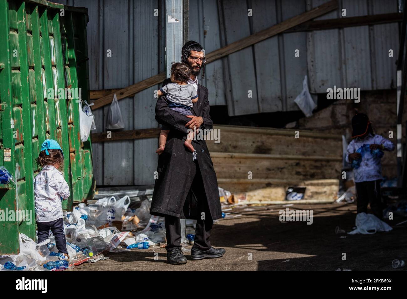 Mont Meron, Israël. 30 avril 2021. Un juif ultra-orthodoxe marche avec un bébé sur le site de pèlerinage juif orthodoxe du Mont Meron, où des dizaines de fidèles ont été tués dans une bousculade pendant le festival religieux juif de Lag Ba'Omer, dans le nord d'Israël, tôt vendredi. Crédit : Ilia Yefimovich/dpa/Alay Live News Banque D'Images