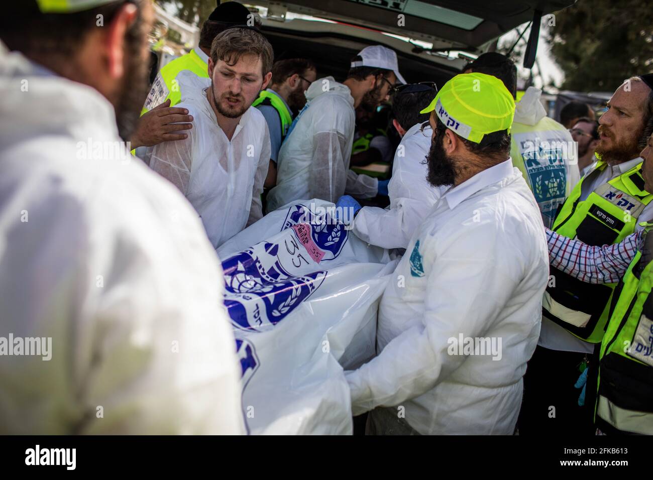Mont Meron, Israël. 30 avril 2021. Des secouristes israéliens transportent le corps d'une victime dans une ambulance, sur le site de pèlerinage orthodoxe juif du Mont Meron, où des dizaines de fidèles ont été tués dans une bousculade pendant le festival religieux juif de Lag Ba'Omer, dans le nord d'Israël. Crédit : Ilia Yefimovich/dpa/Alay Live News Banque D'Images