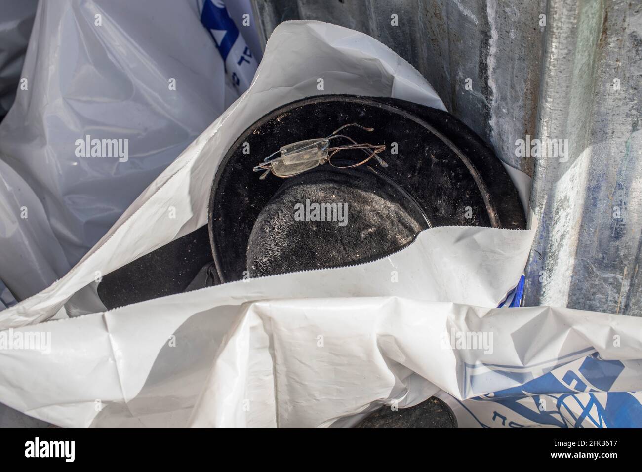 Mont Meron, Israël. 30 avril 2021. Des objets personnels restants remplissent des sacs de police sur le site de pèlerinage juif orthodoxe du Mont Meron, où des dizaines de fidèles ont été tués dans une débandade lors du festival religieux juif de Lag Ba'Omer, dans le nord d'Israël, au début de vendredi. Crédit : Ilia Yefimovich/dpa/Alay Live News Banque D'Images