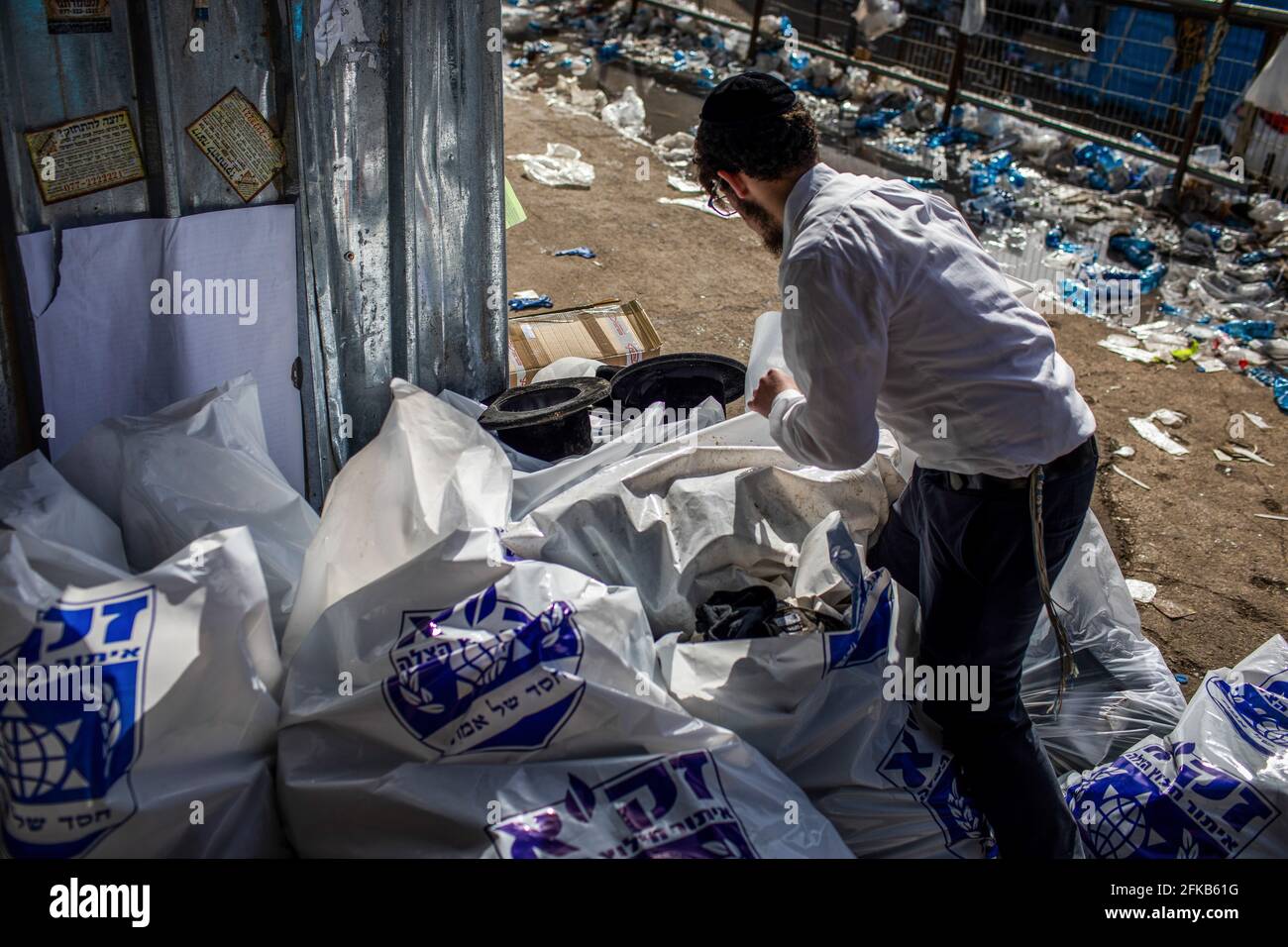 Mont Meron, Israël. 30 avril 2021. Un homme vérifie des sacs remplis de restes personnels sur le site de pèlerinage orthodoxe juif du Mont Meron, où des dizaines de fidèles ont été tués dans une bousculade pendant le festival religieux juif de Lag Ba'Omer, dans le nord d'Israël, tôt vendredi. Crédit : Ilia Yefimovich/dpa/Alay Live News Banque D'Images