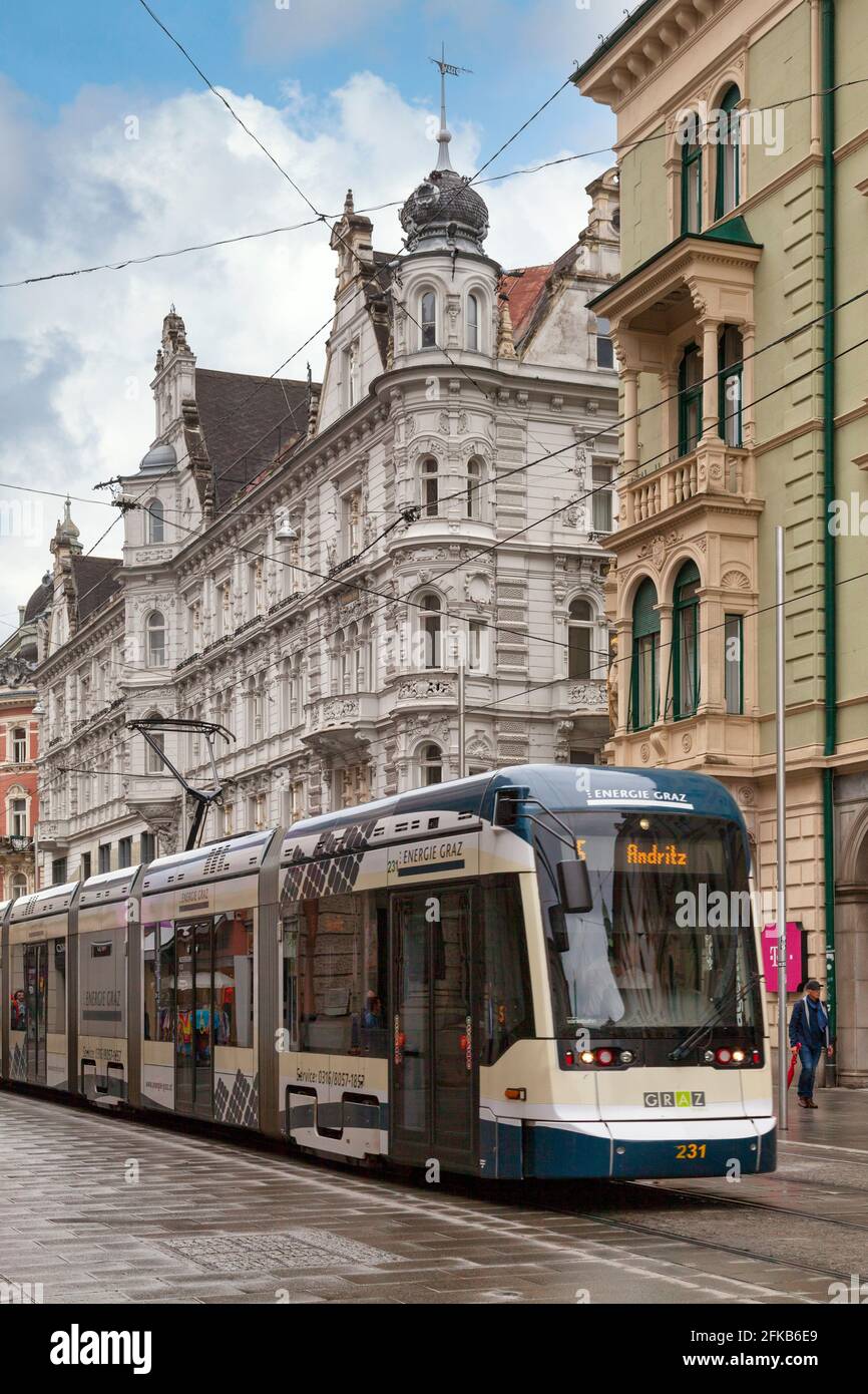 Graz, Autriche - mai 28 2019 : tramway de la ligne 5 dans le centre-ville, non loin de l'hôtel de ville de Graz. Banque D'Images