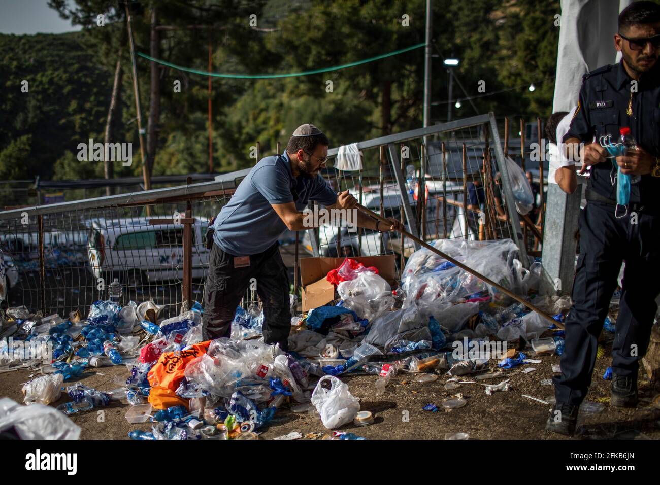 Mont Meron, Israël. 30 avril 2021. Un travailleur quitte le site de pèlerinage juif orthodoxe du Mont Meron, où des dizaines de fidèles ont été tués dans une débandade lors du festival religieux juif de Lag Ba'Omer, dans le nord d'Israël, au début de vendredi. Crédit : Ilia Yefimovich/dpa/Alay Live News Banque D'Images