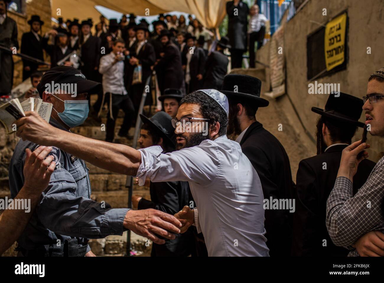 Mont Meron, Israël. 30 avril 2021. Des responsables de la sécurité israélienne et des jeunes juifs ultra-orthodoxes se bousculent sur le site de pèlerinage juif orthodoxe du Mont Meron, où des dizaines de fidèles ont été tués dans une débandade lors du festival religieux juif de Lag Ba'Omer, dans le nord d'Israël, tôt vendredi. Crédit : Ilia Yefimovich/dpa/Alay Live News Banque D'Images