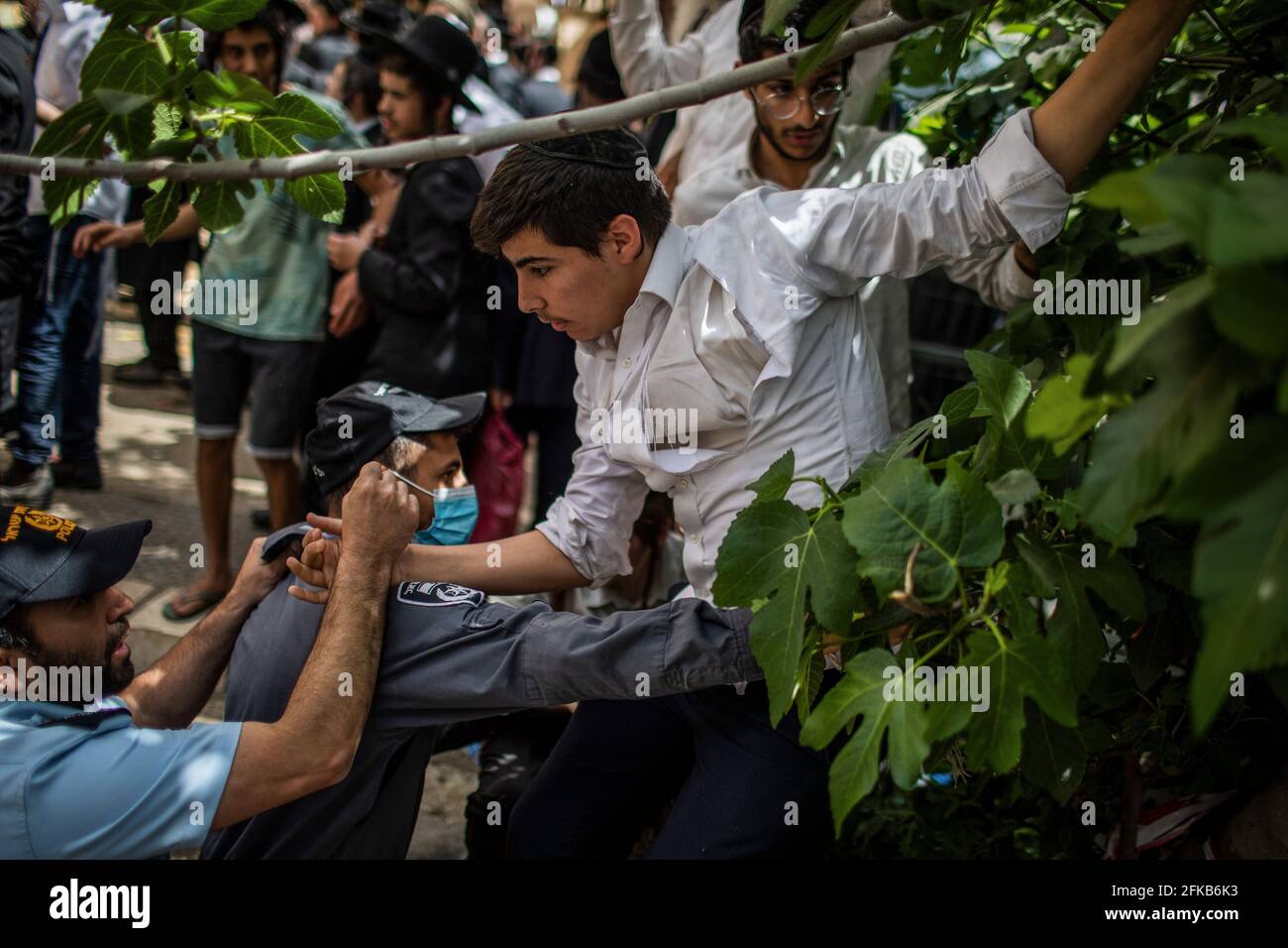 Mont Meron, Israël. 30 avril 2021. Les responsables de la sécurité israélienne s'en prennent à la jeunesse juive ultra-orthodoxe sur le site de pèlerinage juif orthodoxe du Mont Meron, où des dizaines de fidèles ont été tués dans une débandade lors du festival religieux juif de Lag Ba'Omer, dans le nord d'Israël, tôt vendredi. Crédit : Ilia Yefimovich/dpa/Alay Live News Banque D'Images