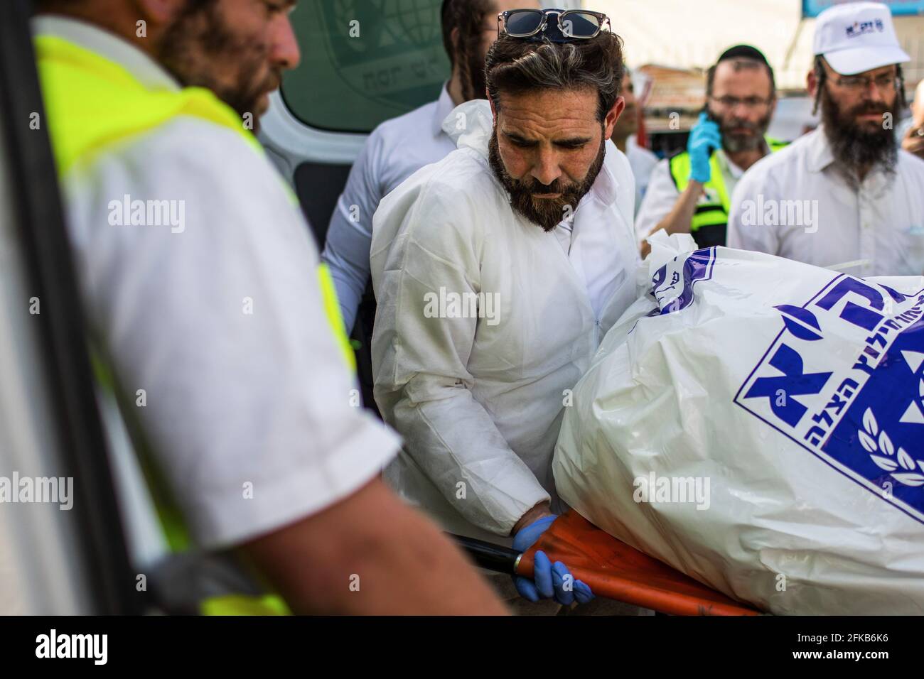 Mont Meron, Israël. 30 avril 2021. Des secouristes israéliens transportent le corps d'une victime dans une ambulance, sur le site de pèlerinage orthodoxe juif du Mont Meron, où des dizaines de fidèles ont été tués dans une bousculade pendant le festival religieux juif de Lag Ba'Omer, dans le nord d'Israël. Crédit : Ilia Yefimovich/dpa/Alay Live News Banque D'Images