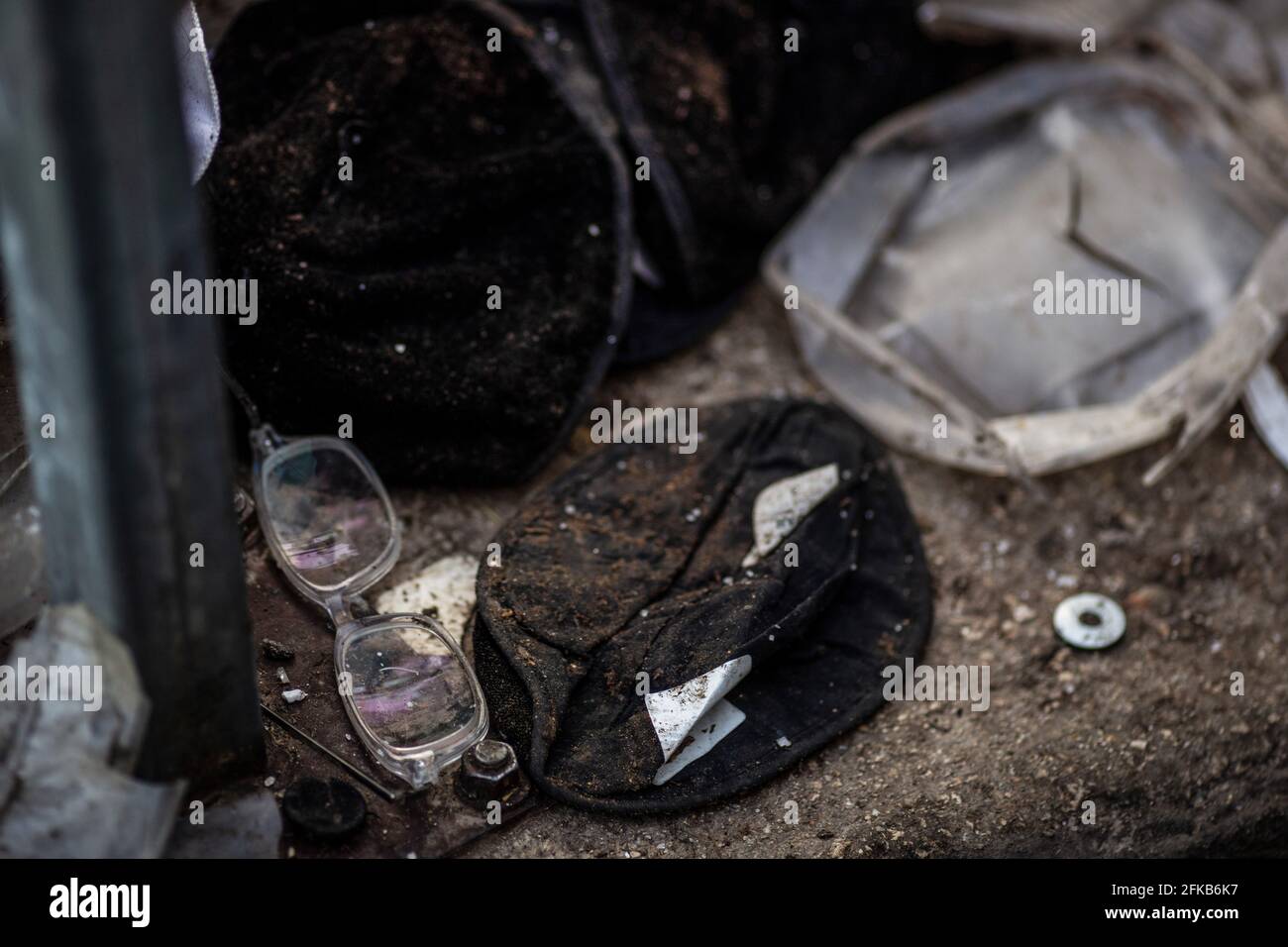 Mont Meron, Israël. 30 avril 2021. Les objets personnels restants se trouvent sur le site de pèlerinage juif orthodoxe du Mont Meron, où des dizaines de fidèles ont été tués dans une débandade lors du festival religieux juif de Lag Ba'Omer, dans le nord d'Israël, tôt vendredi. Crédit : Ilia Yefimovich/dpa/Alay Live News Banque D'Images