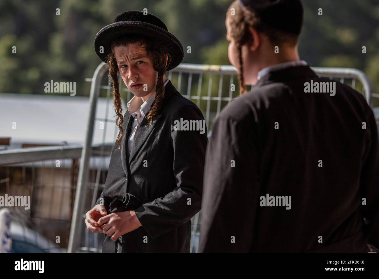 Mont Meron, Israël. 30 avril 2021. Des jeunes juifs ultra-orthodoxes se tiennent sur le site de pèlerinage juif orthodoxe du Mont Meron, où des dizaines de fidèles ont été tués dans une débandade lors du festival religieux juif de Lag Ba'Omer, dans le nord d'Israël, tôt vendredi. Crédit : Ilia Yefimovich/dpa/Alay Live News Banque D'Images