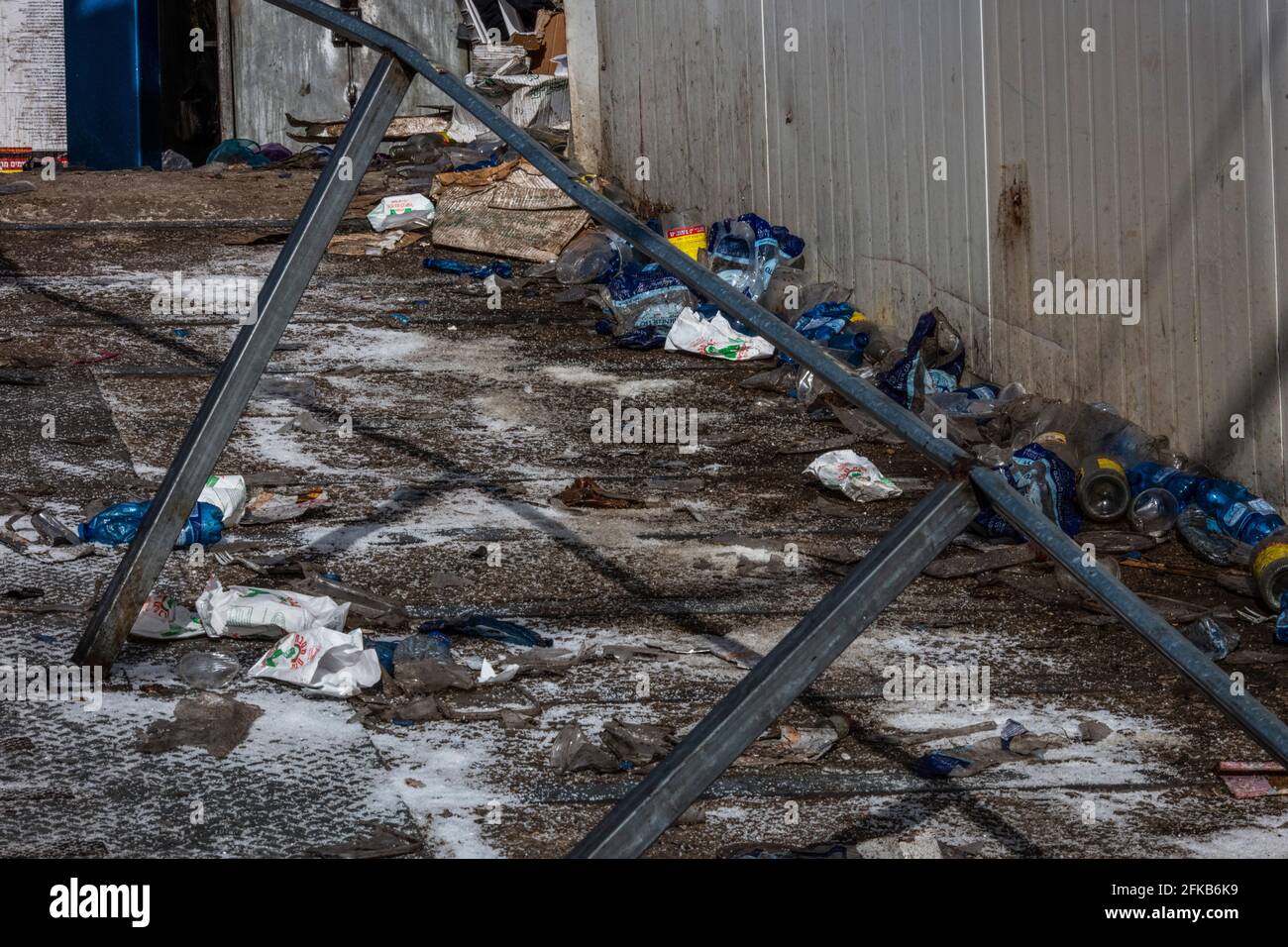Mont Meron, Israël. 30 avril 2021. Une photo montre le site où les gens sont morts lors d'une panique de masse sur une rampe métallique flanquée de murs métalliques, au lieu de pèlerinage orthodoxe juif du Mont Meron. Des dizaines de fidèles ont été tués dans une bousculade vendredi, au cours du festival religieux juif de Lag Ba'Omer, dans le nord d'Israël. Crédit : Ilia Yefimovich/dpa/Alay Live News Banque D'Images