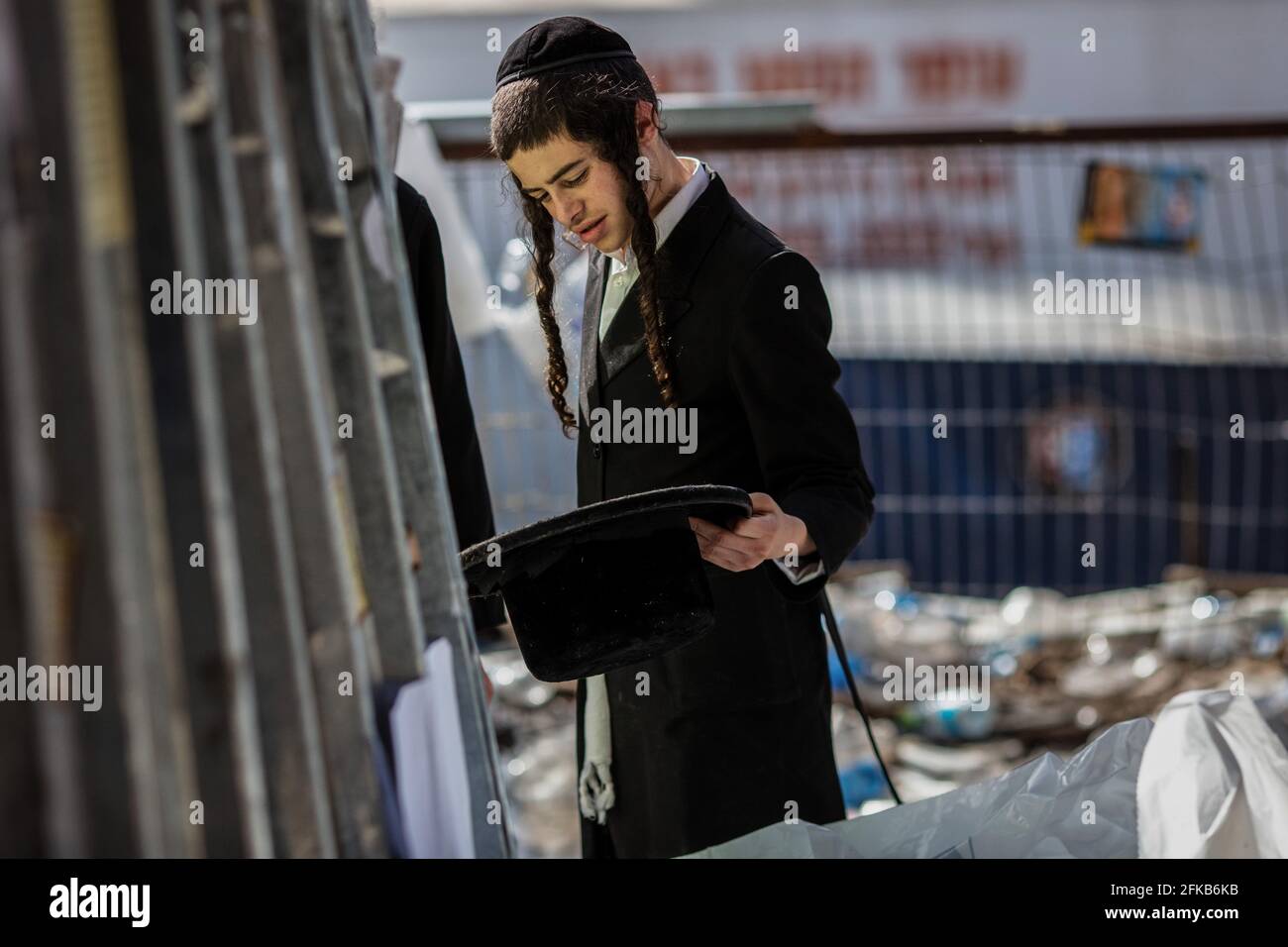 Mont Meron, Israël. 30 avril 2021. Un jeune juif ultra-orthodoxe inspecte les restes d'articles personnels sur le site de pèlerinage juif orthodoxe du Mont Meron, où des dizaines de fidèles ont été tués dans une bousculade pendant le festival religieux juif de Lag Ba'Omer, dans le nord d'Israël, tôt vendredi. Crédit : Ilia Yefimovich/dpa/Alay Live News Banque D'Images