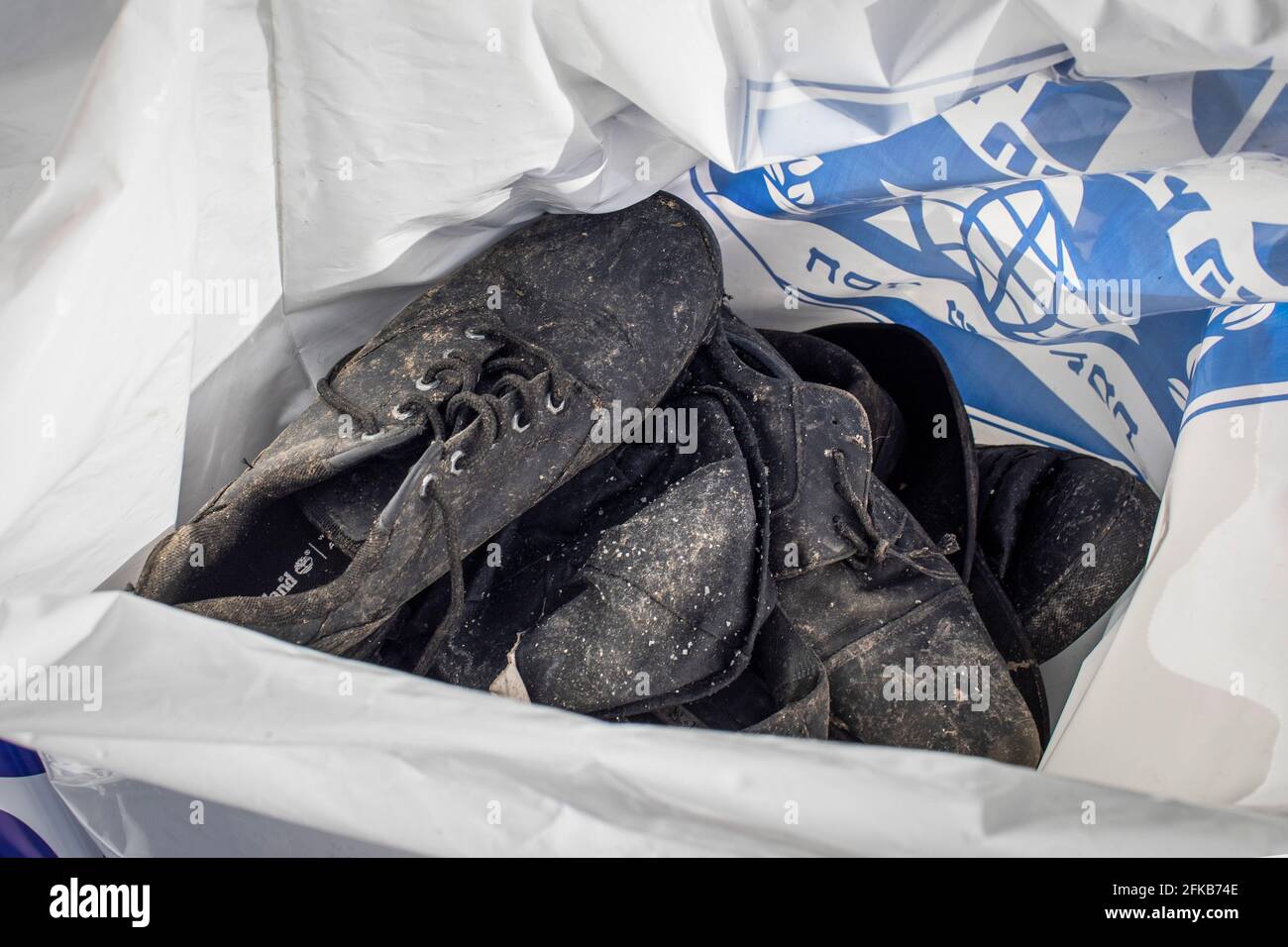 Mont Meron, Israël. 30 avril 2021. Des objets personnels restants remplissent des sacs de police sur le site de pèlerinage juif orthodoxe du Mont Meron, où des dizaines de fidèles ont été tués dans une débandade lors du festival religieux juif de Lag Ba'Omer, dans le nord d'Israël, au début de vendredi. Crédit : Ilia Yefimovich/dpa/Alay Live News Banque D'Images