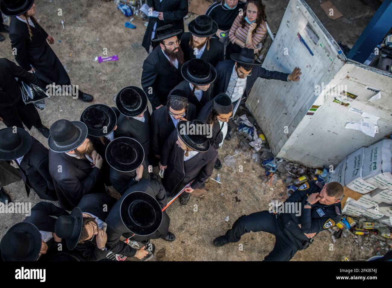 Mont Meron, Israël. 30 avril 2021. Les Juifs ultra-orthodoxes se trouvent derrière une zone de pèlerinage orthodoxe juive du Mont Meron, où des dizaines de fidèles ont été tués dans une bousculade vendredi lors du festival religieux juif de Lag Ba'Omer, dans le nord d'Israël. Crédit : Ilia Yefimovich/dpa/Alay Live News Banque D'Images
