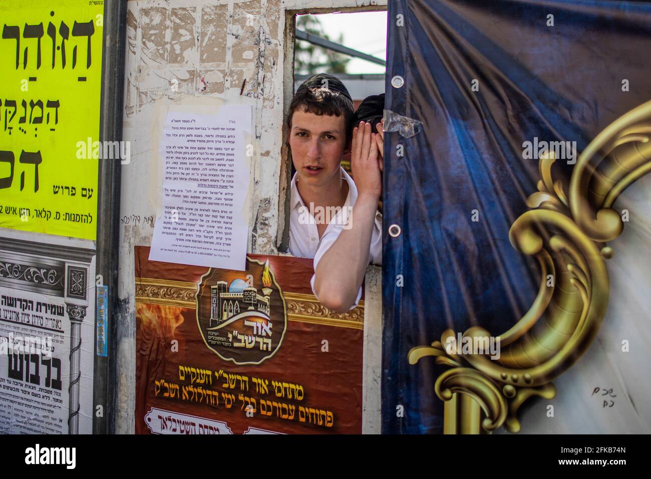 Mont Meron, Israël. 30 avril 2021. Les Juifs ultra-orthodoxes regardent le site de pèlerinage juif orthodoxe du Mont Meron, où des dizaines de fidèles ont été tués dans une bousculade pendant le festival religieux juif de Lag Ba'Omer, dans le nord d'Israël, tôt vendredi. Crédit : Ilia Yefimovich/dpa/Alay Live News Banque D'Images