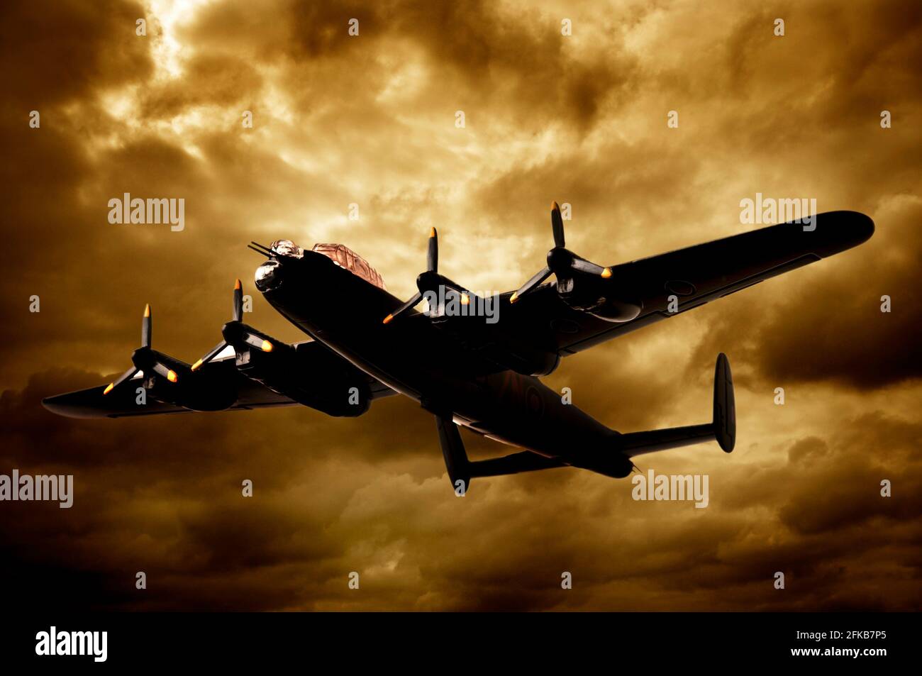 Réplique jouet d'un bombardier lourd de Lancaster de RAF dans DEUXIÈME  GUERRE MONDIALE Photo Stock - Alamy