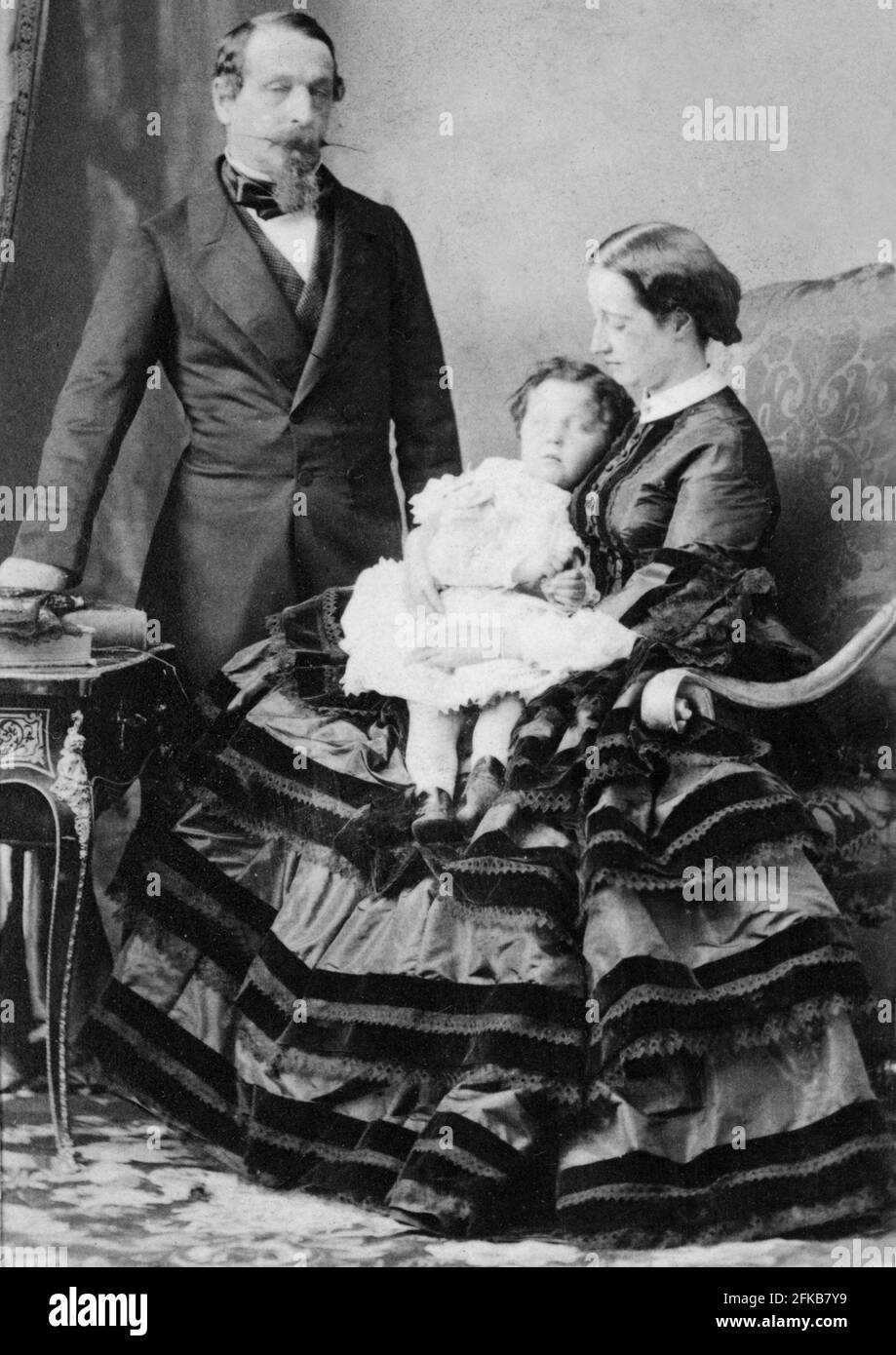 La famille impériale : Napoléon III (1808-1873) avec Eugénie de Montijo et leur fils Louis Napoléon Bonaparte, né en 1856 carte du Cabinet photo Paris, Fondation Napoléon Banque D'Images