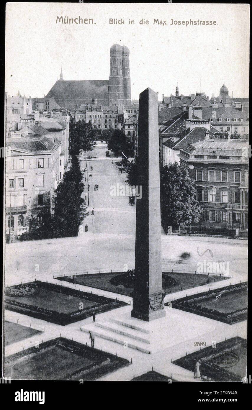 Vue sur la rue Max Joseph, Munich, Allemagne. Obélisque et église. Mémorial de guerre relatif aux armes turques capturées pendant la bataille de Navarin en 1827. Paris, Fondation Napoléon Banque D'Images