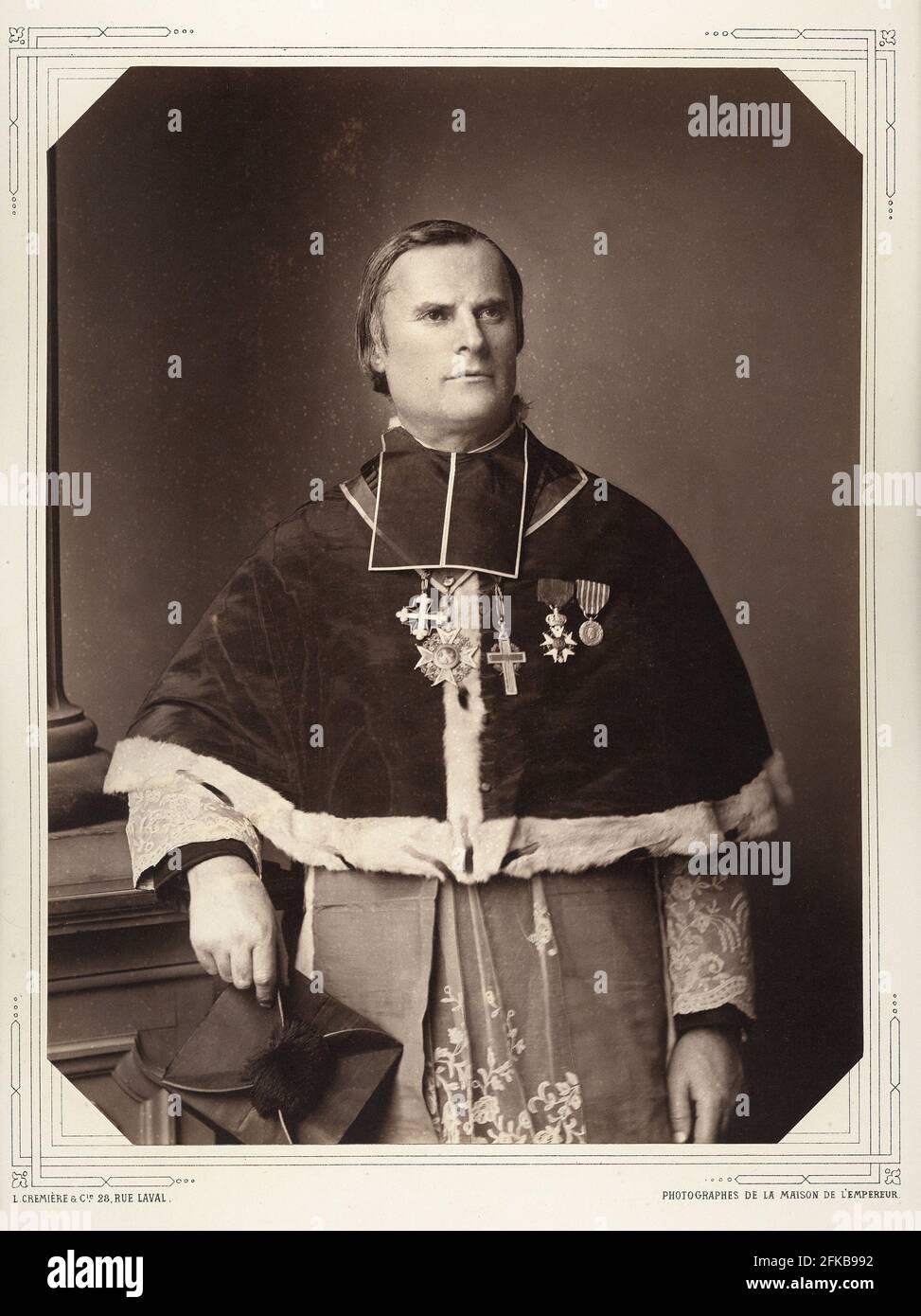 Abbé Laine, Vicaire-général de la Grande Aumônerie, chef de l'armée chaplin. Photographie (1861) de Léon Crémière, photographe de l'empereur. Fait partie d'un portfolio de 40 portraits documentant des figures éminentes du second Empire. Paris, Fondation Napoléon Banque D'Images