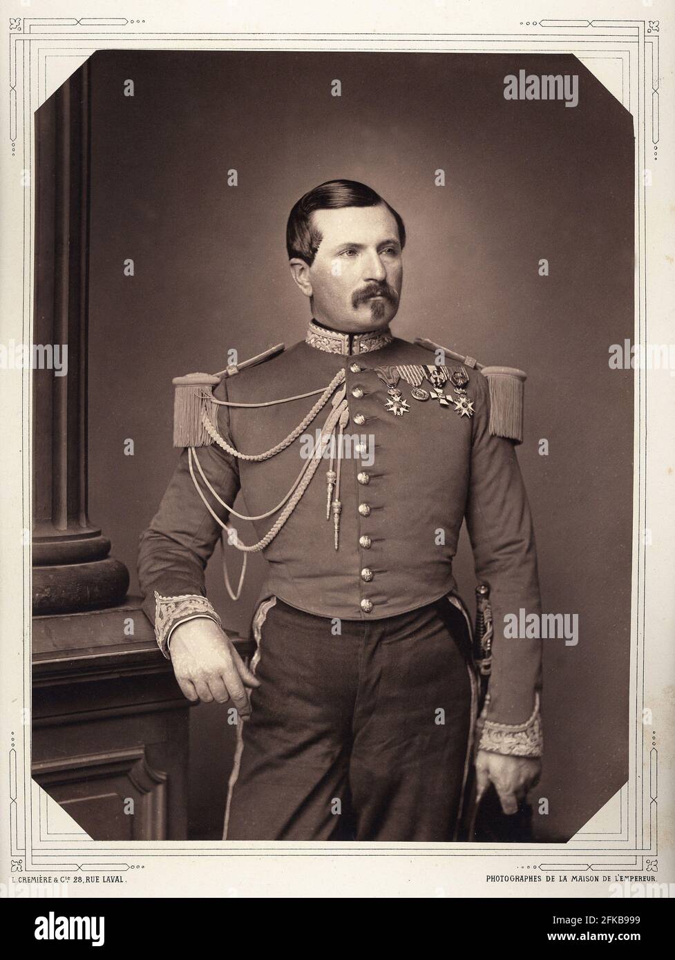 Vicomte de Quelen, capitaine de cavalerie et officier d'ordrance à l'empereur. Photographie de Léon Crémière, photographe de l'empereur. Fait partie d'un portfolio de 40 portraits documentant des figures éminentes du second Empire. Paris, Fondation Napoléon Banque D'Images