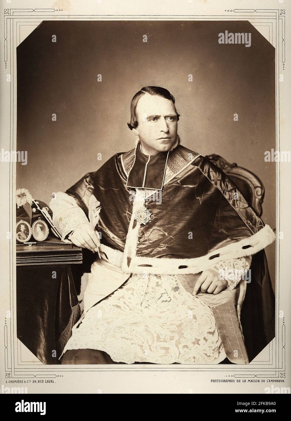 Abbé oin la Croix, secrétaire général du Grand aumônier de France. Photographie de Léon Crémière, photographe de l'empereur. Fait partie d'un portfolio de 40 portraits documentant des figures éminentes du second Empire. Paris, Fondation Napoléon Banque D'Images