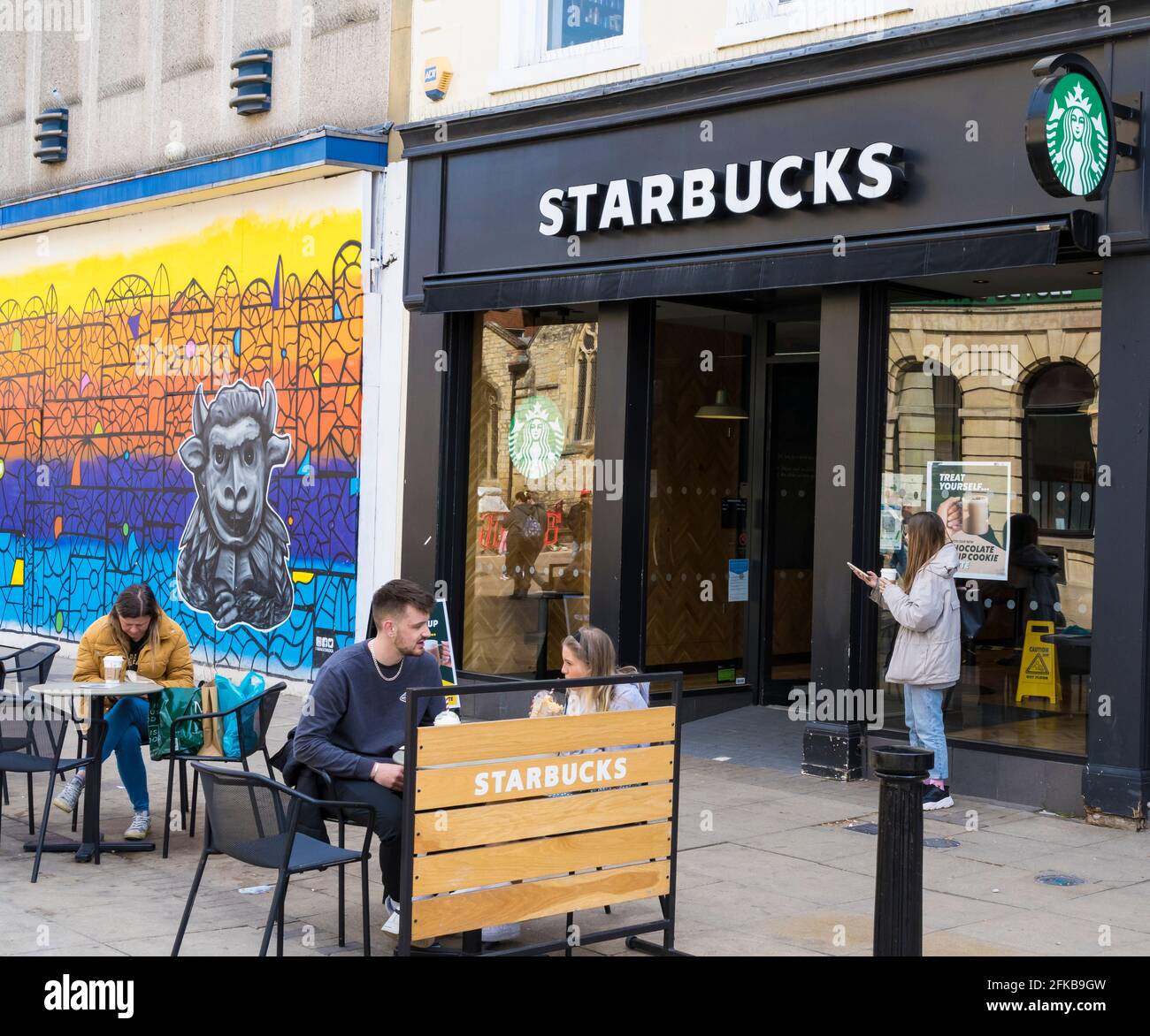 Starbucks a ouvert ses portes après un confinement de la rue High Street lincoln City lincolnshire Banque D'Images