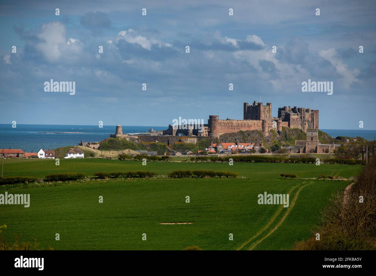 Château de Bamburgh sur la côte de Northumberland. Une fois la résidence des Rois de Northumbria, Banque D'Images