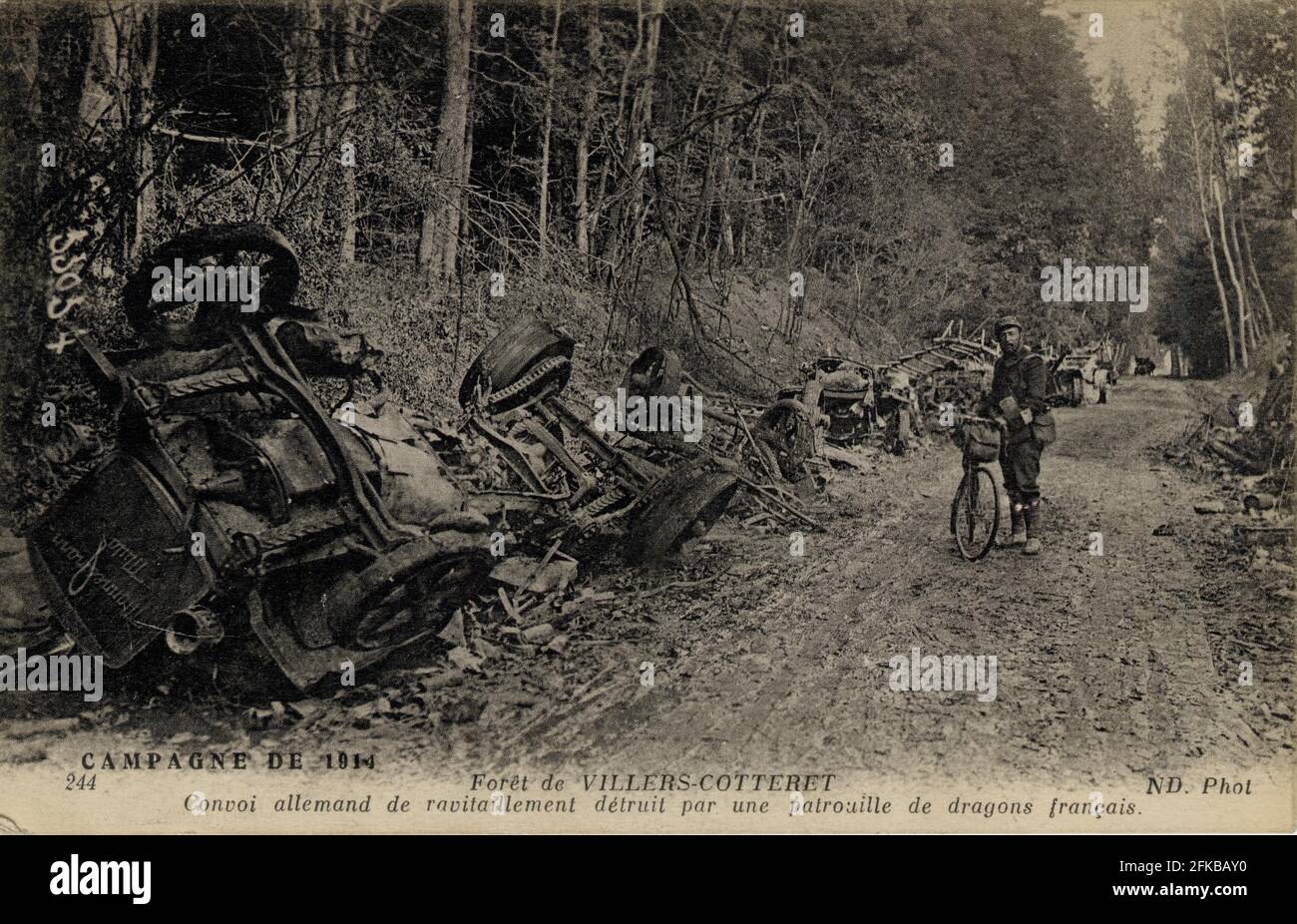 La forêt de Villers-Cotterêt pendant la campagne 1914. Un convoi d'approvisionnement allemand détruit par un régiment de dragons français. Département français : 02 - Aisne carte postale début XXe siècle Banque D'Images