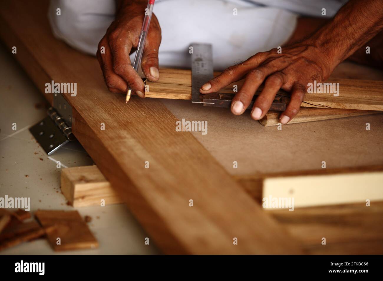 Photo libre de droit de charpentier Making Modern Teak Wood collé panneau porte. Banque D'Images