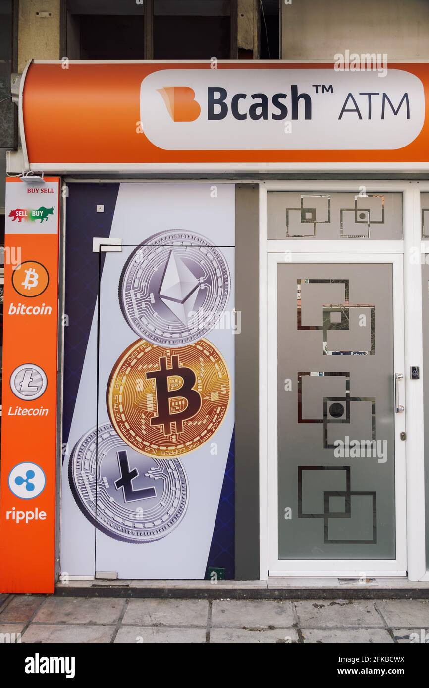 Entrée de la boutique Bcash, Bitcoin ATM et Crypto ATM avec logos et  panneaux pertinents, dont Litecoin & Ripple, achats et ventes de crypto- monnaie en dehors de la boutique à Thessalonique, Grèce