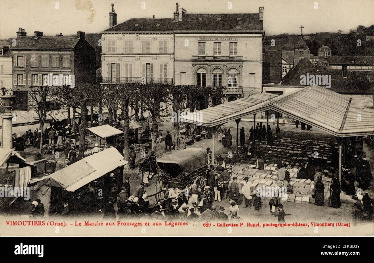 LE MARCHE aux FROMAGES et aux LÉGUMINEUSES A VIMOUTIERS 61-ORNE région: Normandie (anciennement Basse-Normandie) carte postale ancienne du début du XXe siècle Banque D'Images