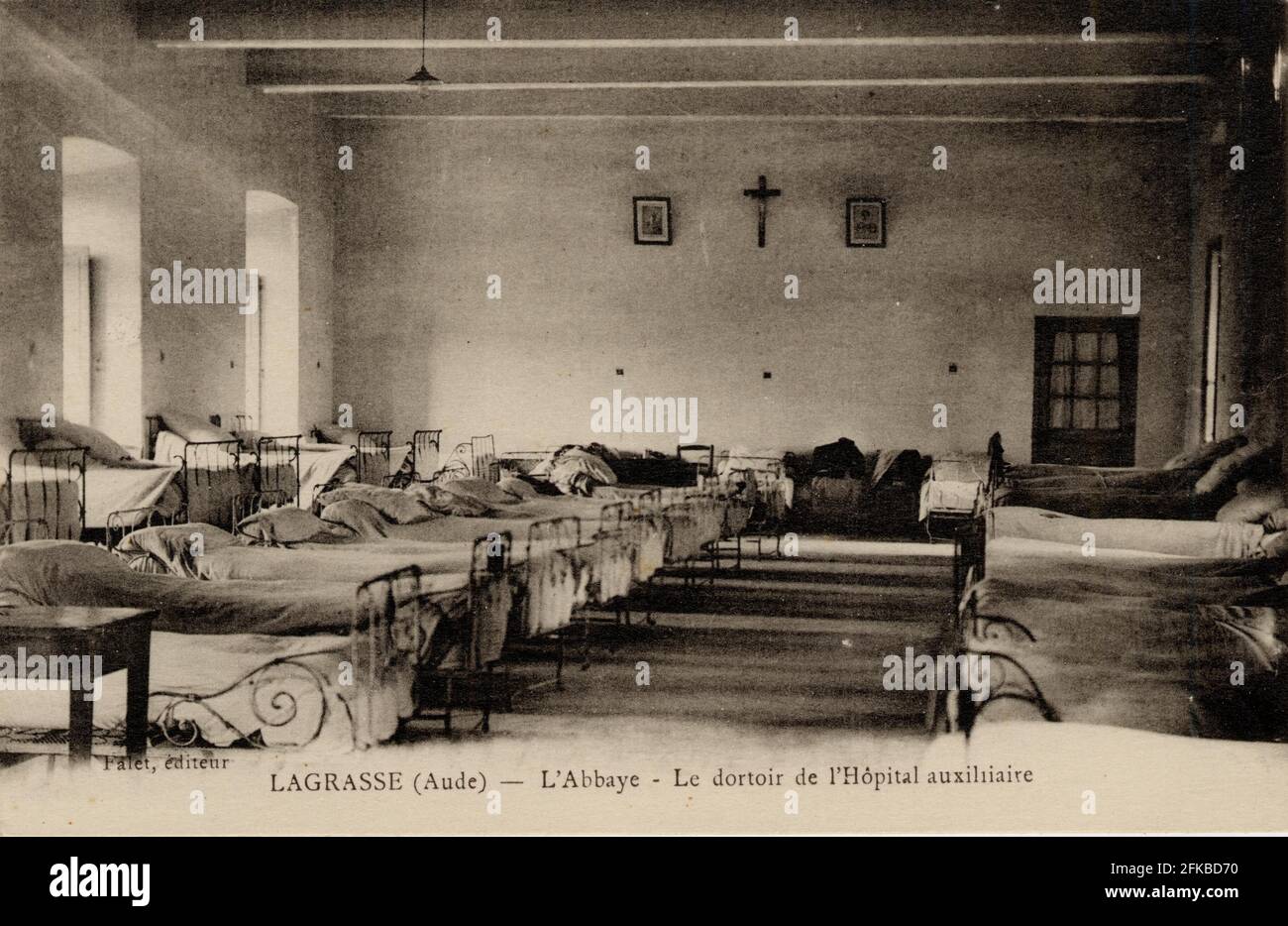 L'ABBAYE. LE DORTOIR DE l'HOPITAL AUXILIAIRE A LAGRASSE 11-AUDE région: Occitanie (anciennement Languedoc-Roussillon) début du XXe siècle carte postale ancienne Banque D'Images