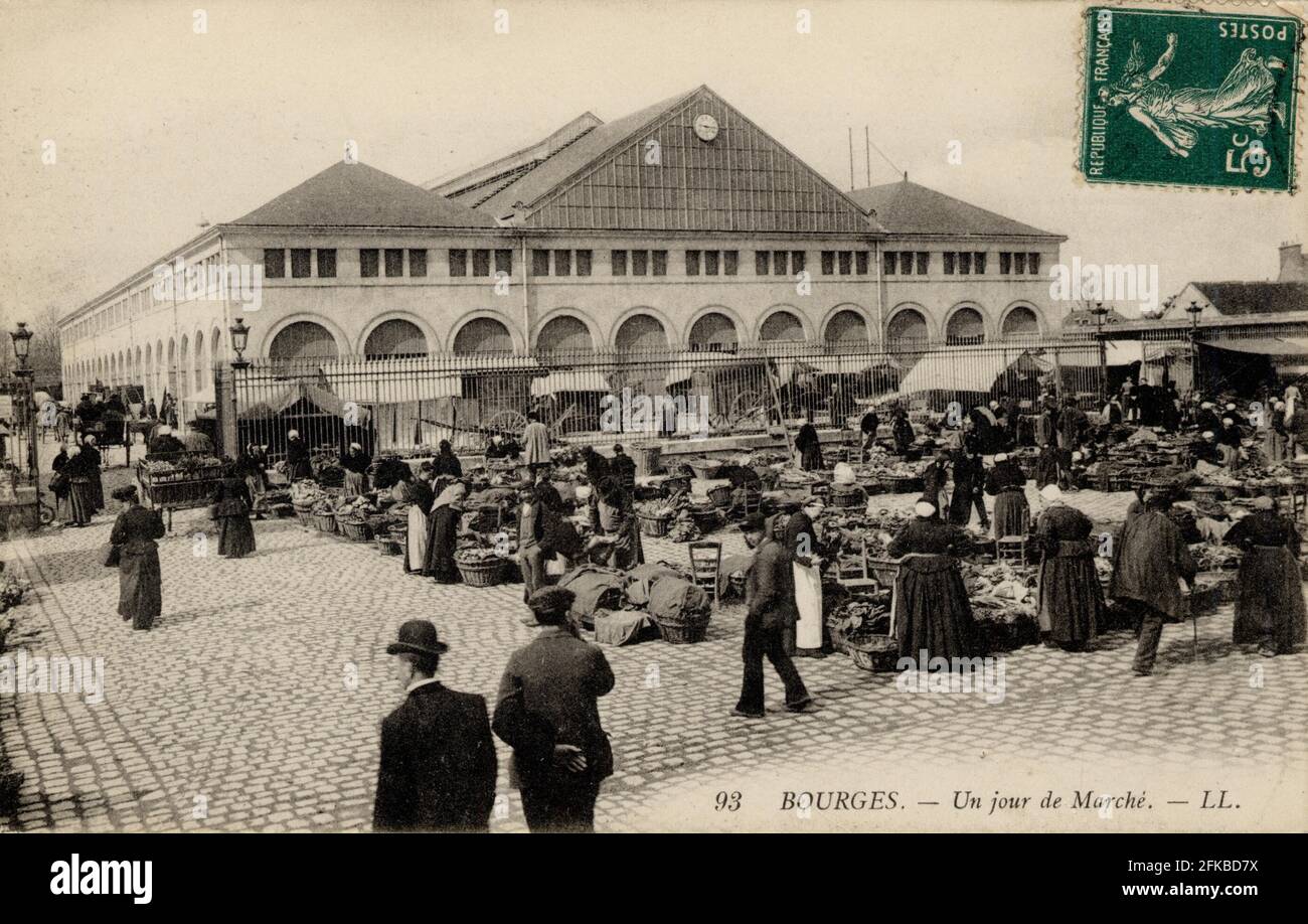 JOUR DE MARCHE A BOURGES Département : cher - 18 région: Centre-Val de Loire carte postale du début du XXe siècle Banque D'Images