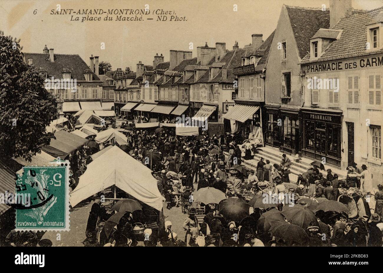 LA PLACE DU MARCHÉ A SAINT-AMAND-MONTROND Département : cher - 18 région: Centre-Val de Loire début du XXe siècle carte postale ancienne Banque D'Images