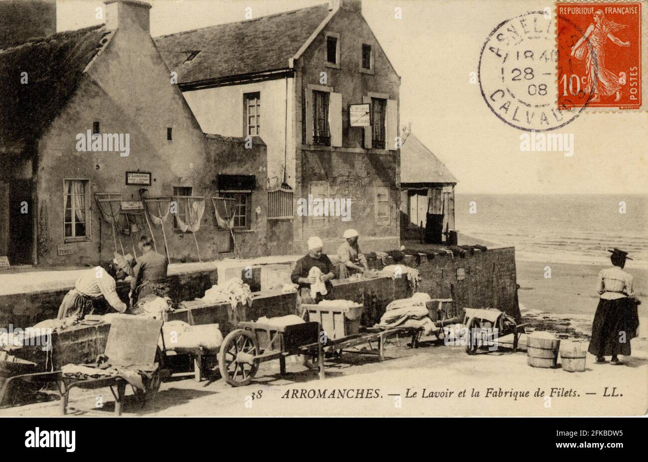 LE LAVOIR et LA FABRIQUE DE FILETS UNE ARROMANCHES-LES-BAINS 14-CALVADOS  région: Normandie (anciennement Basse-Normandie) carte postale du début du  XXe siècle Photo Stock - Alamy