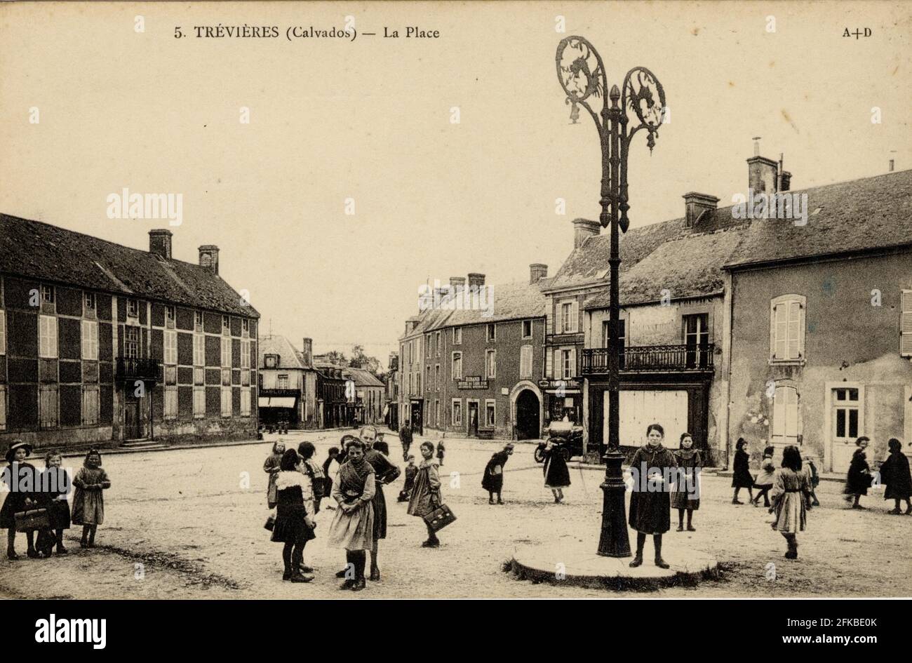La Place De Trevieres 14 Calvados Region Normandie Anciennement Basse Normandie Carte Postale Ancienne Du Debut Du Xxe Siecle Photo Stock Alamy