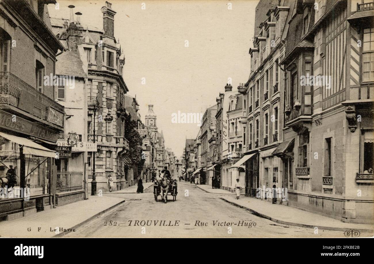 LA RUE VICTOR HUGO A TROUVILLE-SUR-mer 14-CALVADOS région: Normandie (anciennement Basse-Normandie) carte postale ancienne du début du XXe siècle Banque D'Images