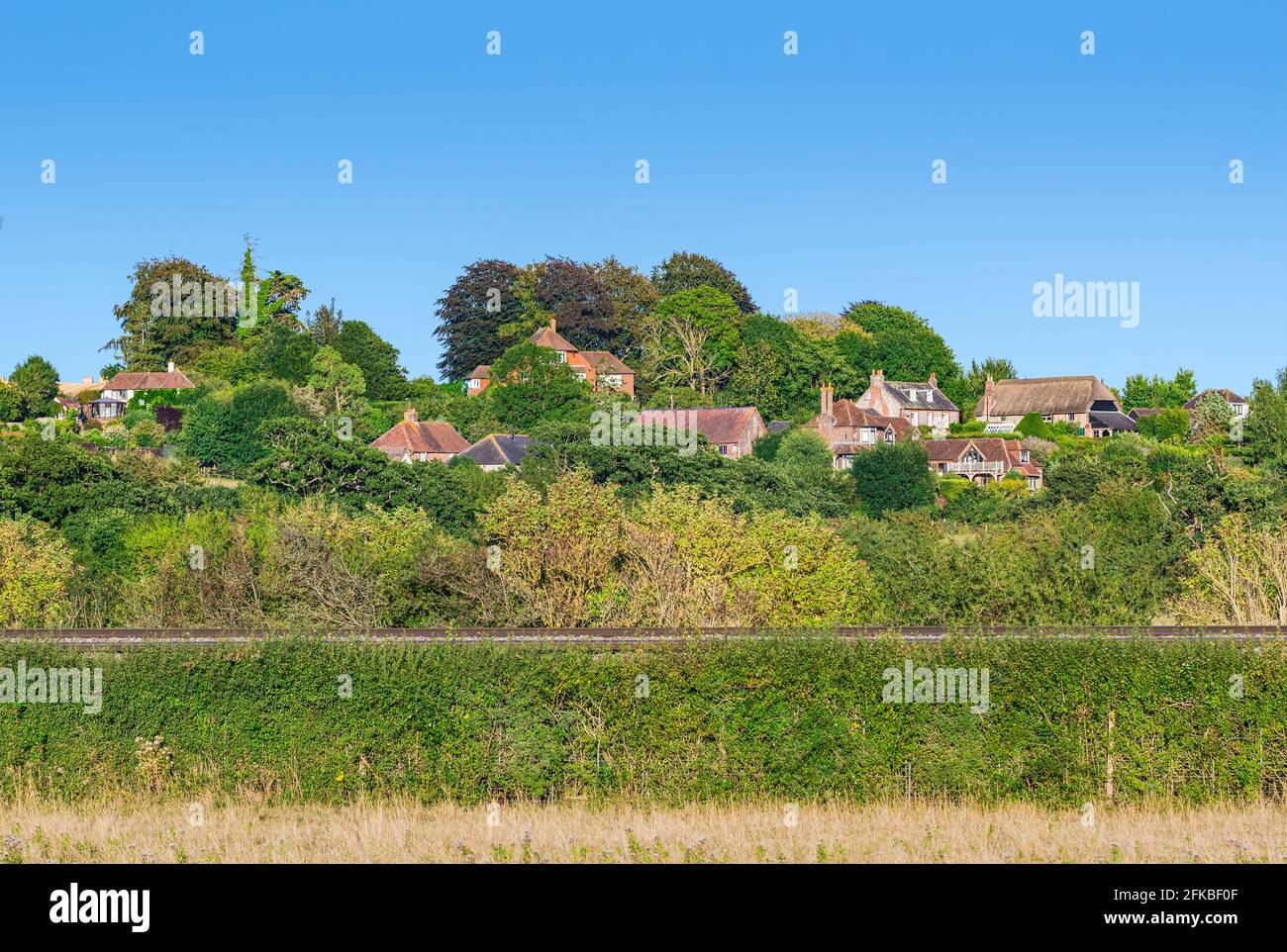 Vue du logement dans la paroisse de Warningcamp Village un soir d'été dans la vallée de l'Arun dans le West Sussex, Angleterre, Royaume-Uni. Banque D'Images