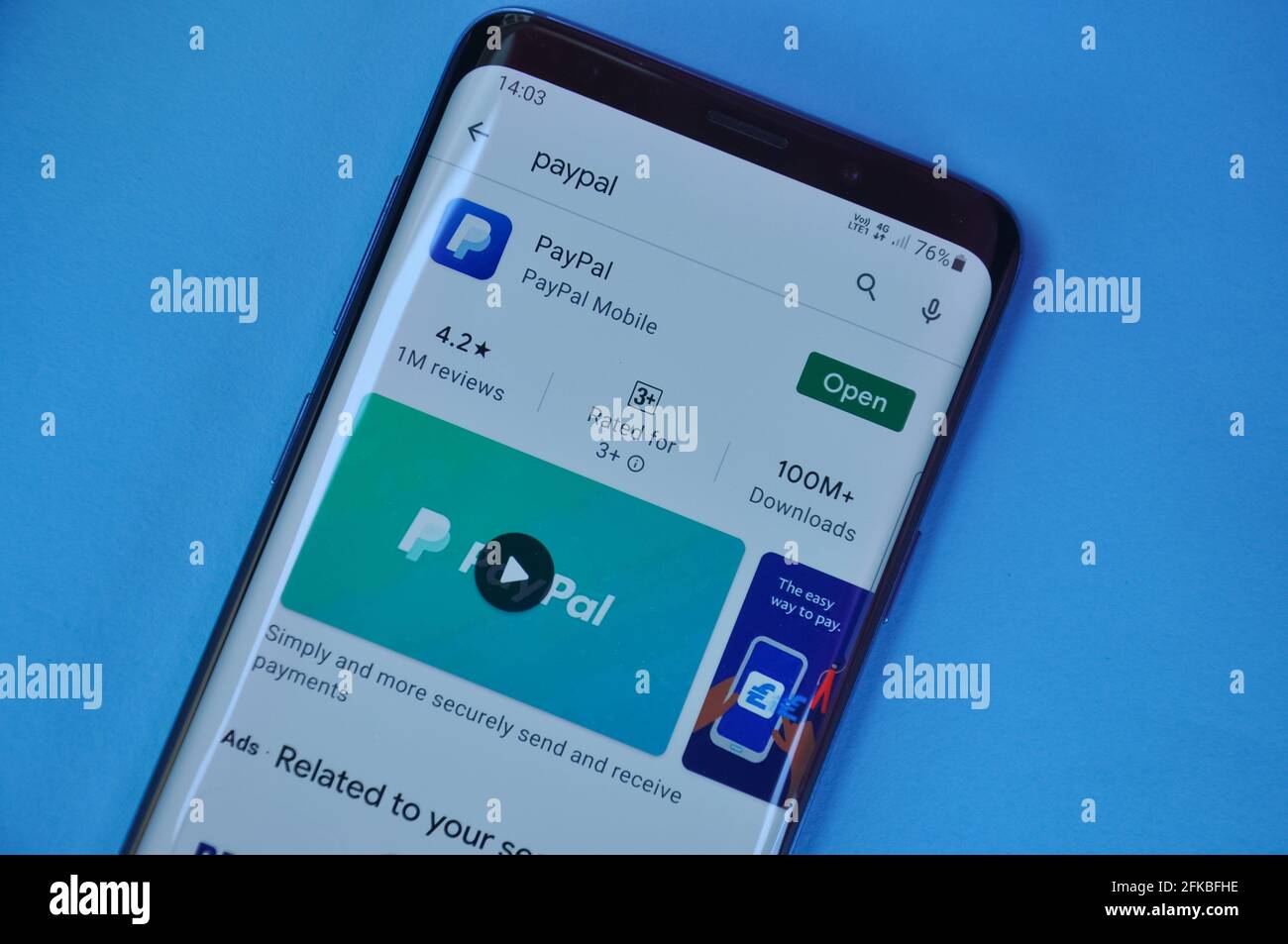 Mandi, Himachal Pradesh, Inde - 03 05 2021: Recherche de l'application PayPal sur Google Play Store dans smartphone, 'PayPal' est l'un des plus grands processeurs de paiement en ligne dans le monde. Banque D'Images
