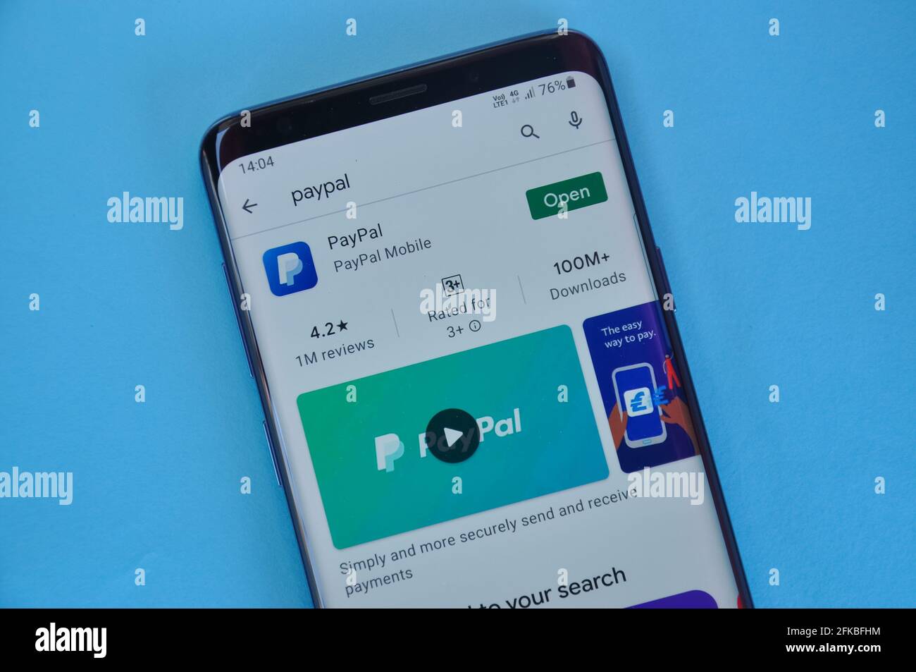 Mandi, Himachal Pradesh, Inde - 03 05 2021: Recherche de l'application PayPal sur Google Play Store dans smartphone, 'PayPal' est l'un des plus grands processeurs de paiement en ligne dans le monde. Banque D'Images