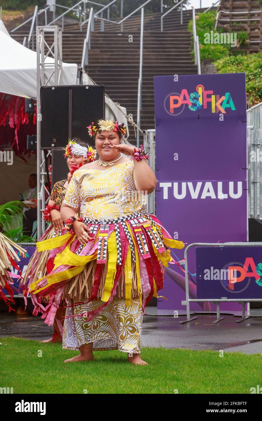 Des danseuses de la nation insulaire de Tuvalu se produisent au Pasifika Festival, une célébration de la culture de l'île du Pacifique. Auckland, Nouvelle-Zélande Banque D'Images