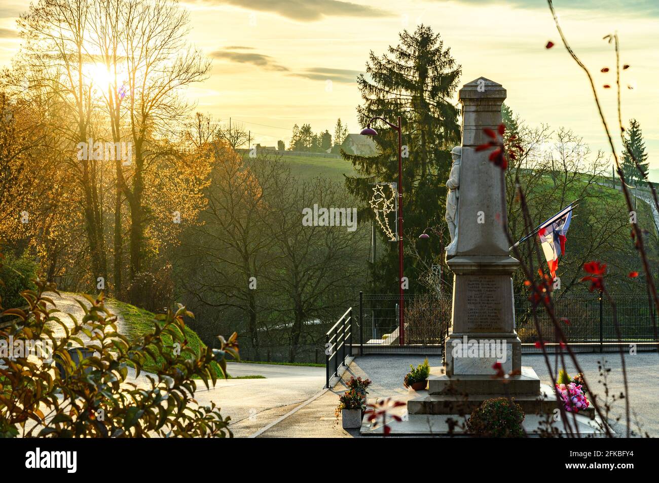 Photo de côté du mémorial d'un soldat patriotique dans une petite commune de France, en Europe. Banque D'Images