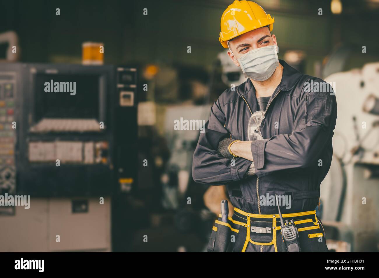 Ingénieur de l'industrie homme travailleur porter un masque de visage pendant le travail de service en usine pour prévenir la pollution de la poussière de l'air du virus Covid et pour une bonne santé. Banque D'Images
