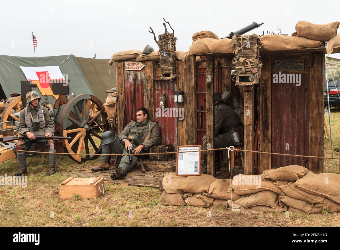 Les réacteurs de la première Guerre mondiale vêtus de soldats allemands, par une reproduction d'un abri de tranchée Banque D'Images